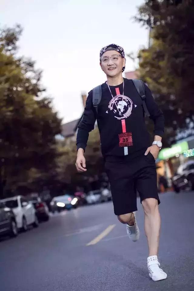 他叫胡海,66岁了却拥有小鲜肉一般的外表,被称为最摩登爷爷,"活得最赚