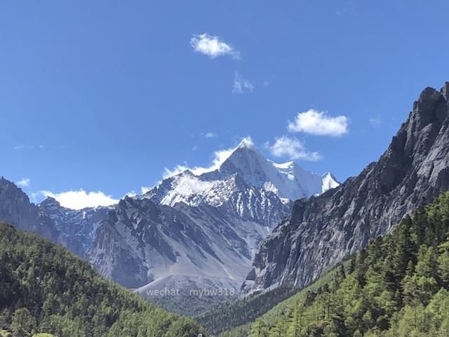 成都距离稻城亚丁有好多公里,一个人的费用是