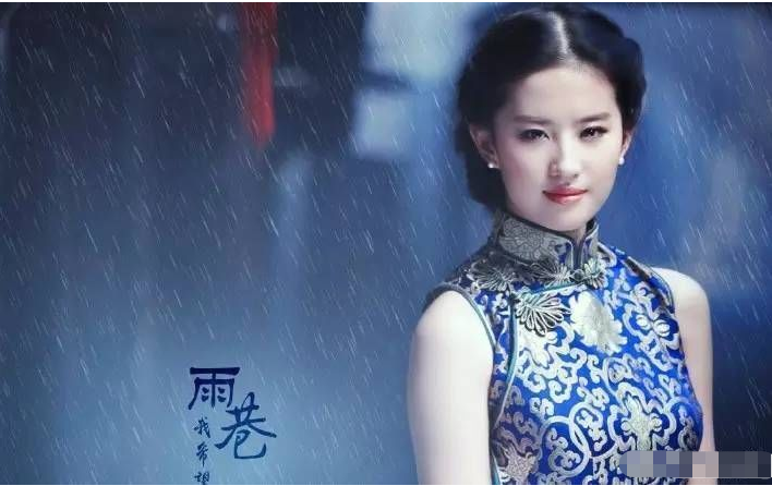刘亦菲为某景区拍摄的宣传片,身着印花旗袍漫