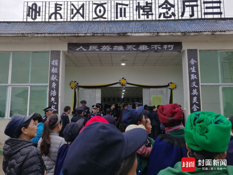 贾巴伍各的灵堂上方,写着"人民英雄永垂不朽"的黑底白色大字,各单位