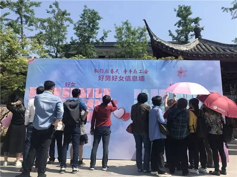 长相酷似宋智孝的女生参加相亲，老爸急吼吼冲上台指导心仪的男生抱自家女儿!