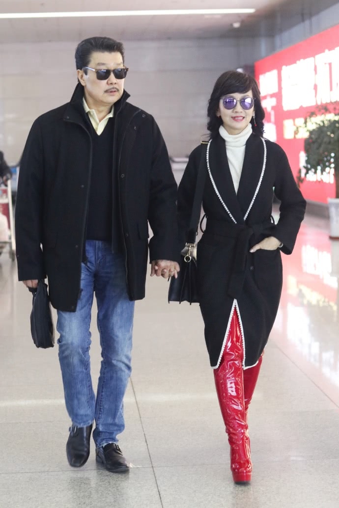 赵雅芝就是不认老,丝袜配红色过膝长靴,网友:少