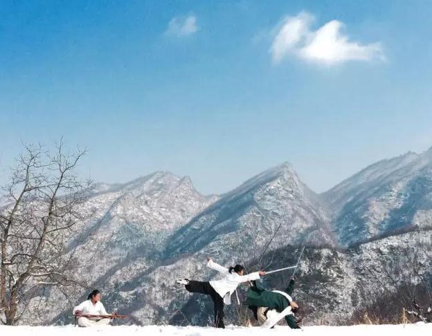 男子带妻女隐居武当深山 抚琴练剑与世无争