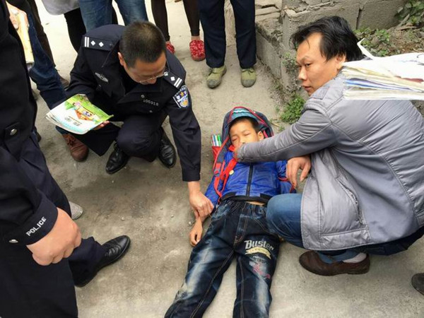 小男孩路边突然晕倒 民警紧急救援获群众点赞