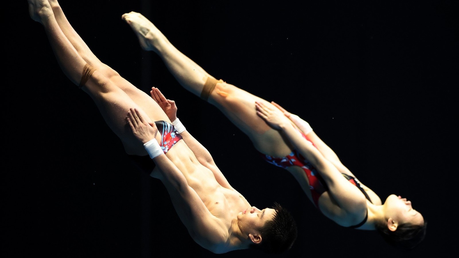 包揽第一步！张家齐/王飞龙跳水混合双人10米台夺中国队世锦赛首金