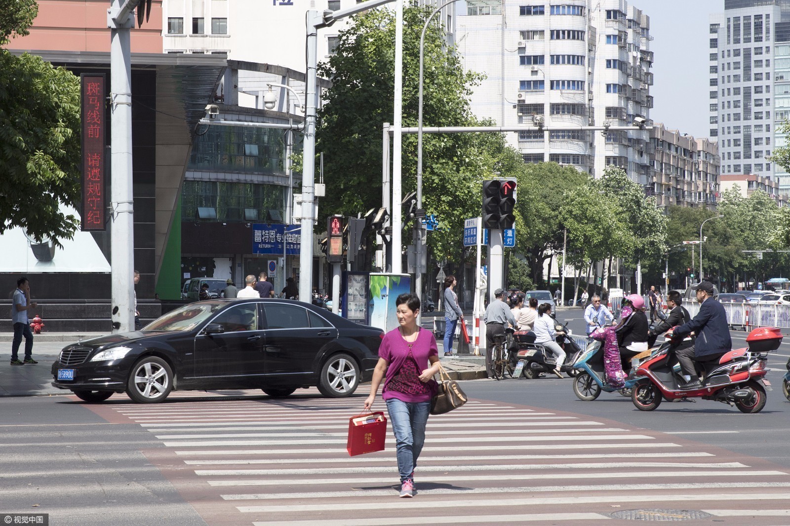 狠!无锡闯红灯行人姓名将显示在电子屏上