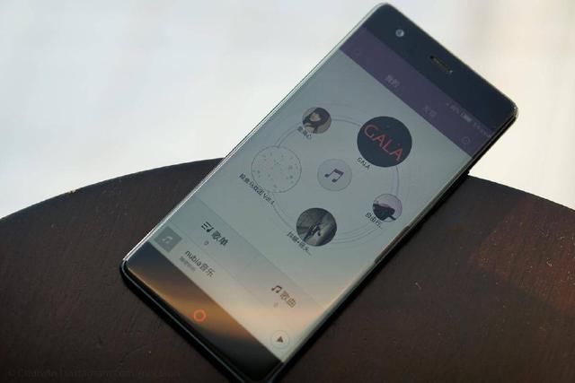 高通骁龙835处理器,6+128GB,无边框设计,这款