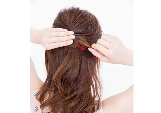 女人扎头别土不拉几的扎好多,扎头发越简单越时尚好看!