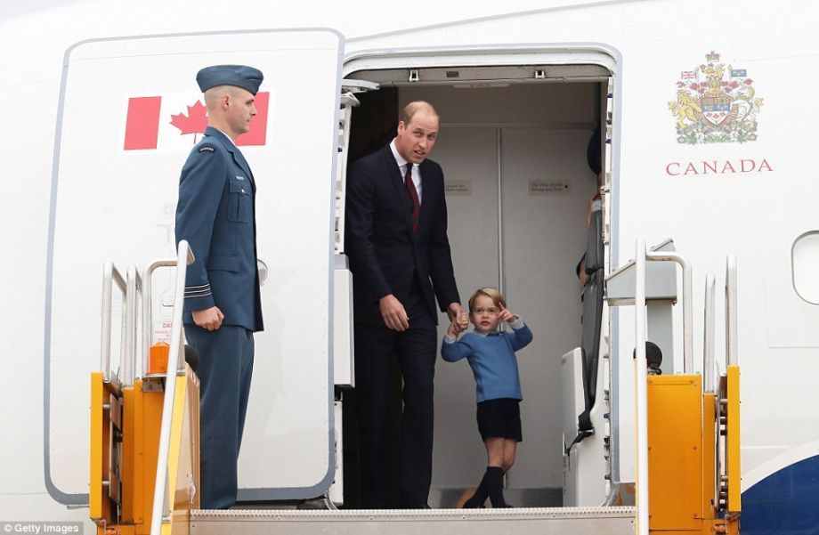 乔治王子相对地稍显犹豫，一家四口下机时，他紧牵父亲的手，看起来有些担忧。父母亲与杜鲁道(Justin Trudeau)夫妇谈话时，他也东扭西扭、稍显忧虑，并探头望向其他飞机。