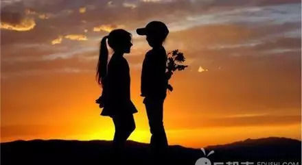 初三某班男女生处对象,双方家长正式见面,照片