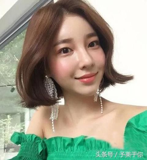 剪什么长度的短发最显瘦?齐脖波波头短发,修颜