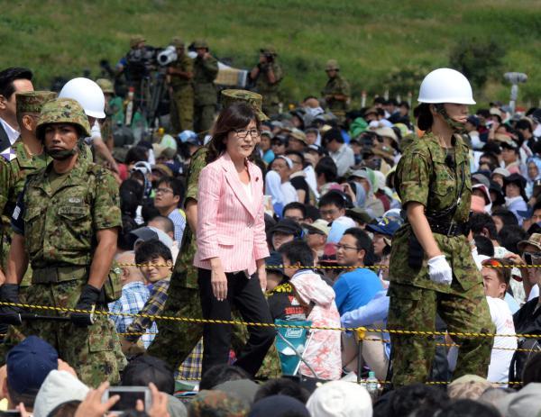 2016年8月28日,防卫大臣稻田朋美(中)视察日本陆上自卫队综合演习