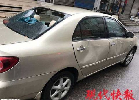 子为博好感帮耍酒疯领导当街砸车 双双被刑拘