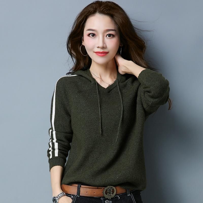 2018新上市的女士连帽针织衫,搭配一双运动鞋