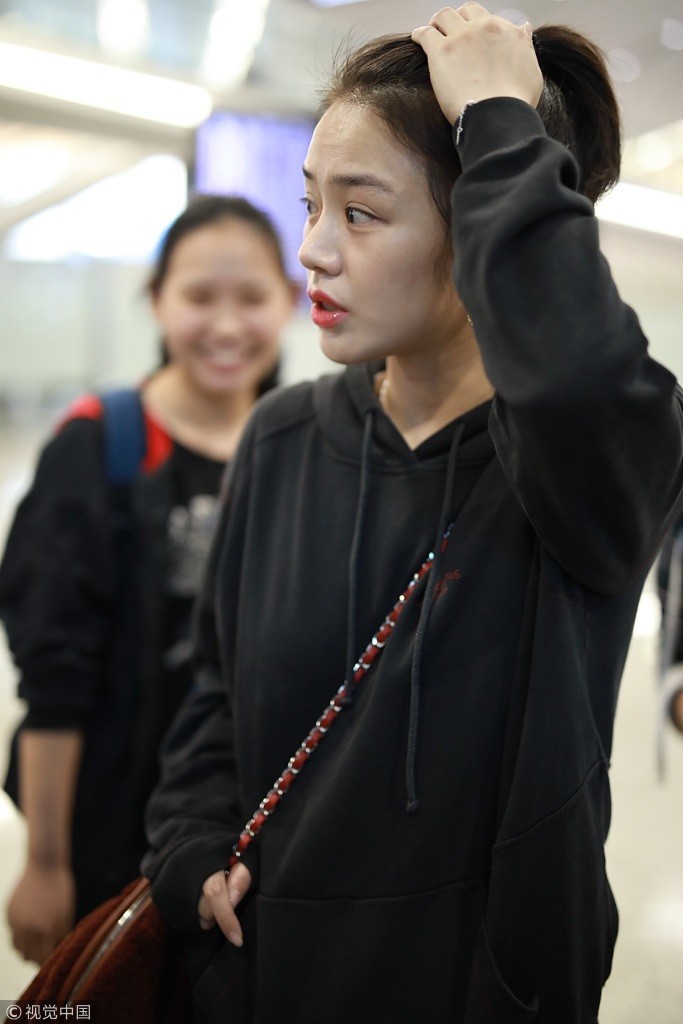 马思纯领衔粉丝溜机场笑出鱼尾纹 俯身听助理说悄悄话无星架