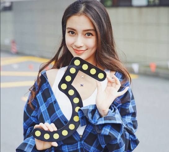 网友们看到后纷纷喊话baby:这颜值真的是遗传了你啊,你觉得呢?