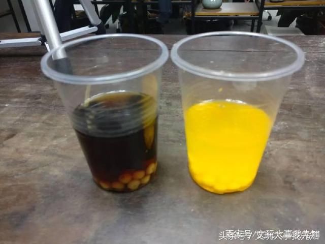 一条30元的手串和一瓶3块钱的饮料结合在一起
