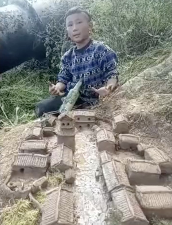 8岁男孩天天跑出去玩泥巴 父母看到真相惊呆