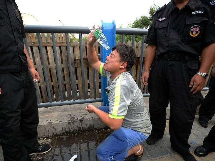 男子违章恐吓交警 喷辣椒水后乖乖认错