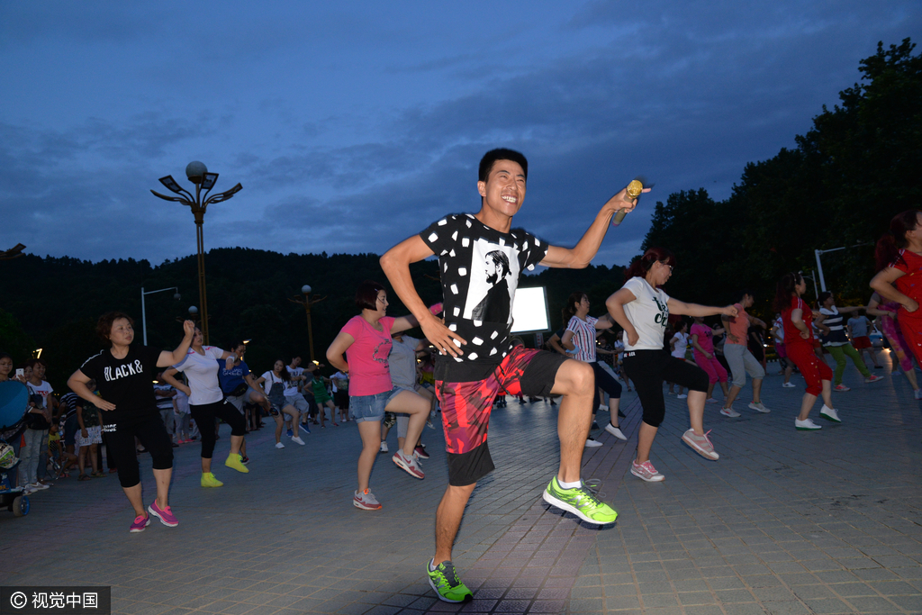每当夜幕降临，在贵州省遵义市凤凰山文化广场，蒋勇总会引领一群广场大妈大跳广场舞，其销魂的舞姿不但吸引了众多市民拜其为师，还吸引了许多市民驻足围观。