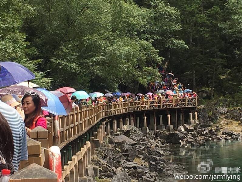 目前,九寨沟气温仅为17℃,出游非常舒适,并且夏天是九寨沟水量最充足、颜色最绚烂、瀑布最壮观的时候,相对游客短期扎堆儿的国庆小长假来说,暑期的时段较长,并非每天都如此游人拥挤。