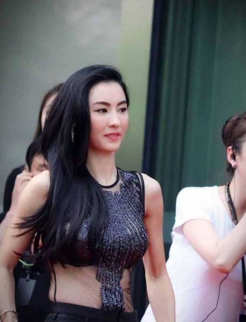 乳此可爱的邓紫棋,竟然比景甜和张柏芝还胸