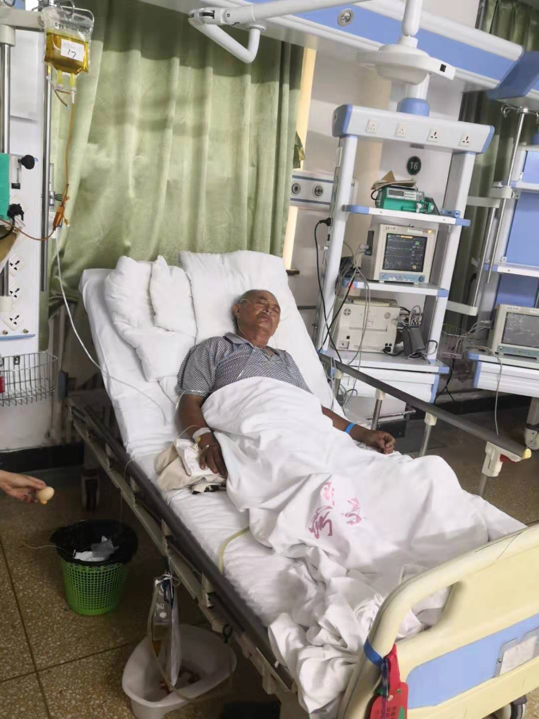 目前住进医院重症监护室的老人,经诊断,胃和喉咙已经烧烂,目前虽基本