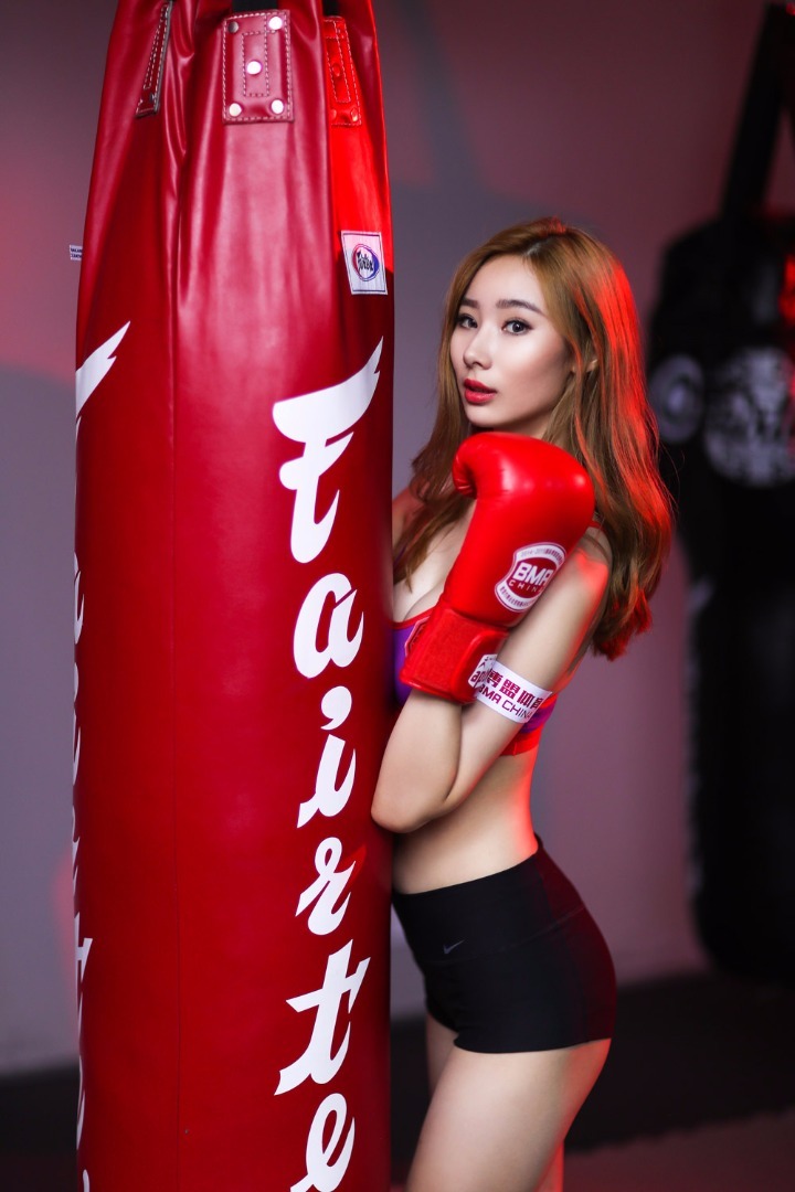 如今举牌女郎这一名词更多的被拳击宝贝所代替，她们也有了专属的英文名称Ring Girl。高举回合牌仍是拳击宝贝们的主要任务，但在其他场合也少不了她们的靓丽身姿。