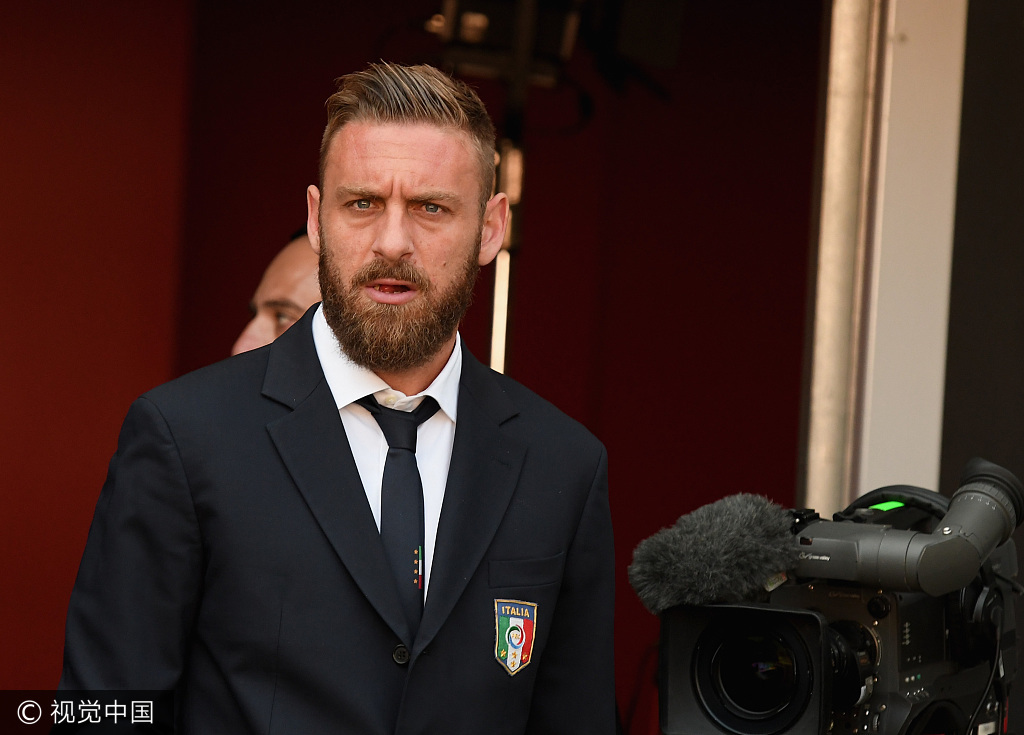 意大利男模队来袭!布冯红框墨镜骚气抢镜