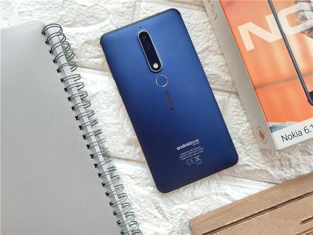 Nokia 6.1开箱:金属机身搭配金色描边,外形令人