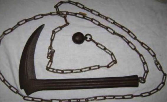 锁镰是用链子和镰刀,锤子结合铸造而成的一种兵器,可长可短,因人而异