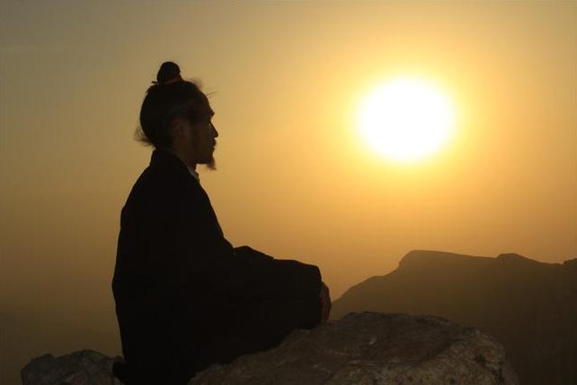 80后小伙隐居嵩山 住洞穴吃野草修道10年