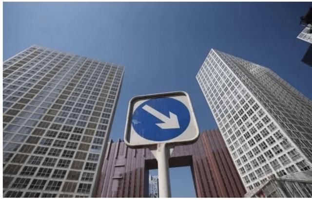 为啥小县城明明房子已经卖不出,开发商还要拼