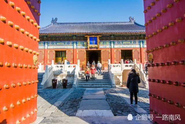 春节假期人山人海,元宵节后游人稀少,北京天坛