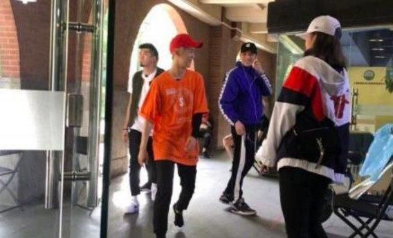 鹿晗即将奔三,什么时候结婚关晓彤回应一点也