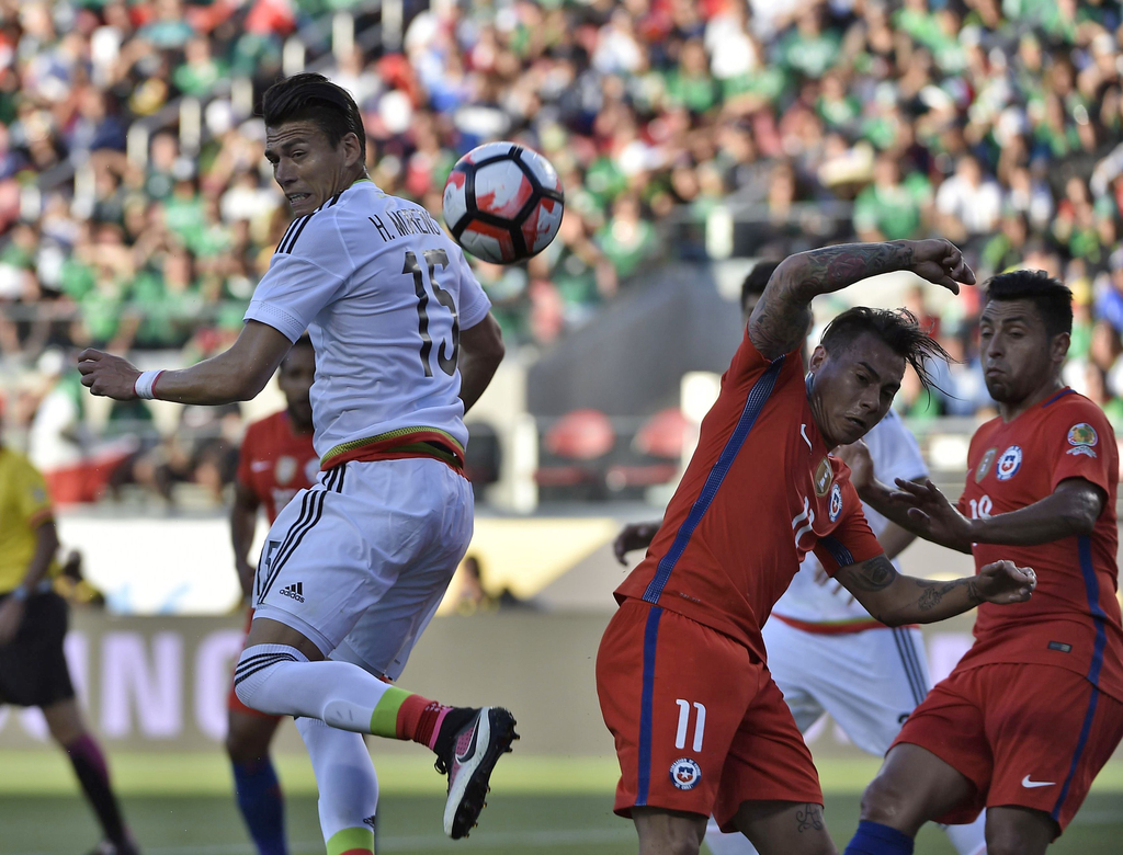 组图-巴尔加斯化身机关枪 智利众将叠罗汉庆祝