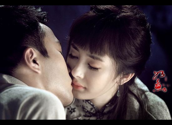不止赵又廷,杨幂吻过的男星真的不少.