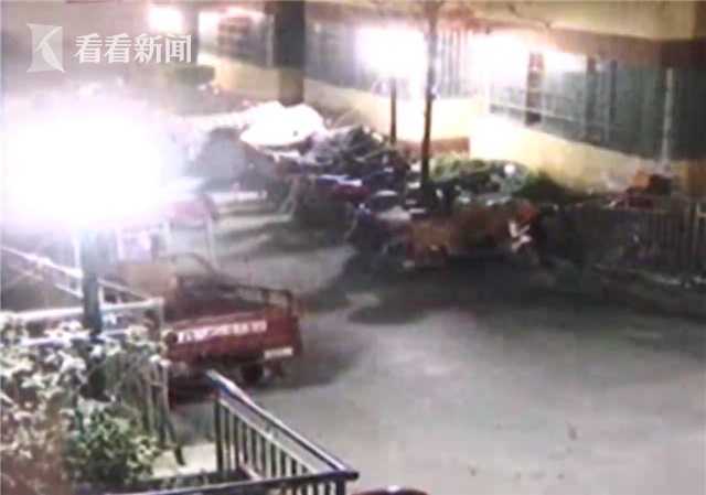熊娃炮点化粪池  女孩被井盖炸成香肠嘴
