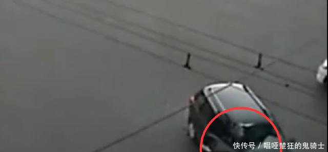 男子骑摩托车超速撞丰田SUV,要不是监控,谁信