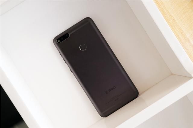 国产又出水桶机,不配刘海屏,5030大电池:续航真