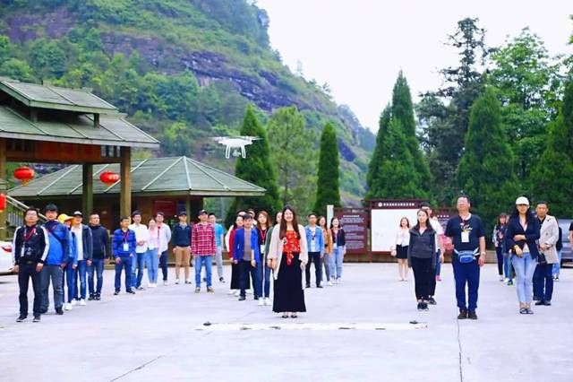 壮观极了!全国70名媒体大咖罗汉岩集体拍抖音