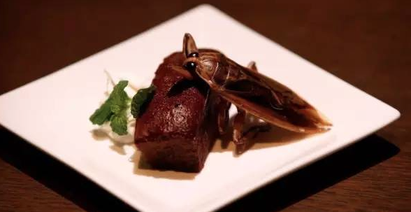 多大仇？情人节带你吃蠕虫料理和巧克力寿司