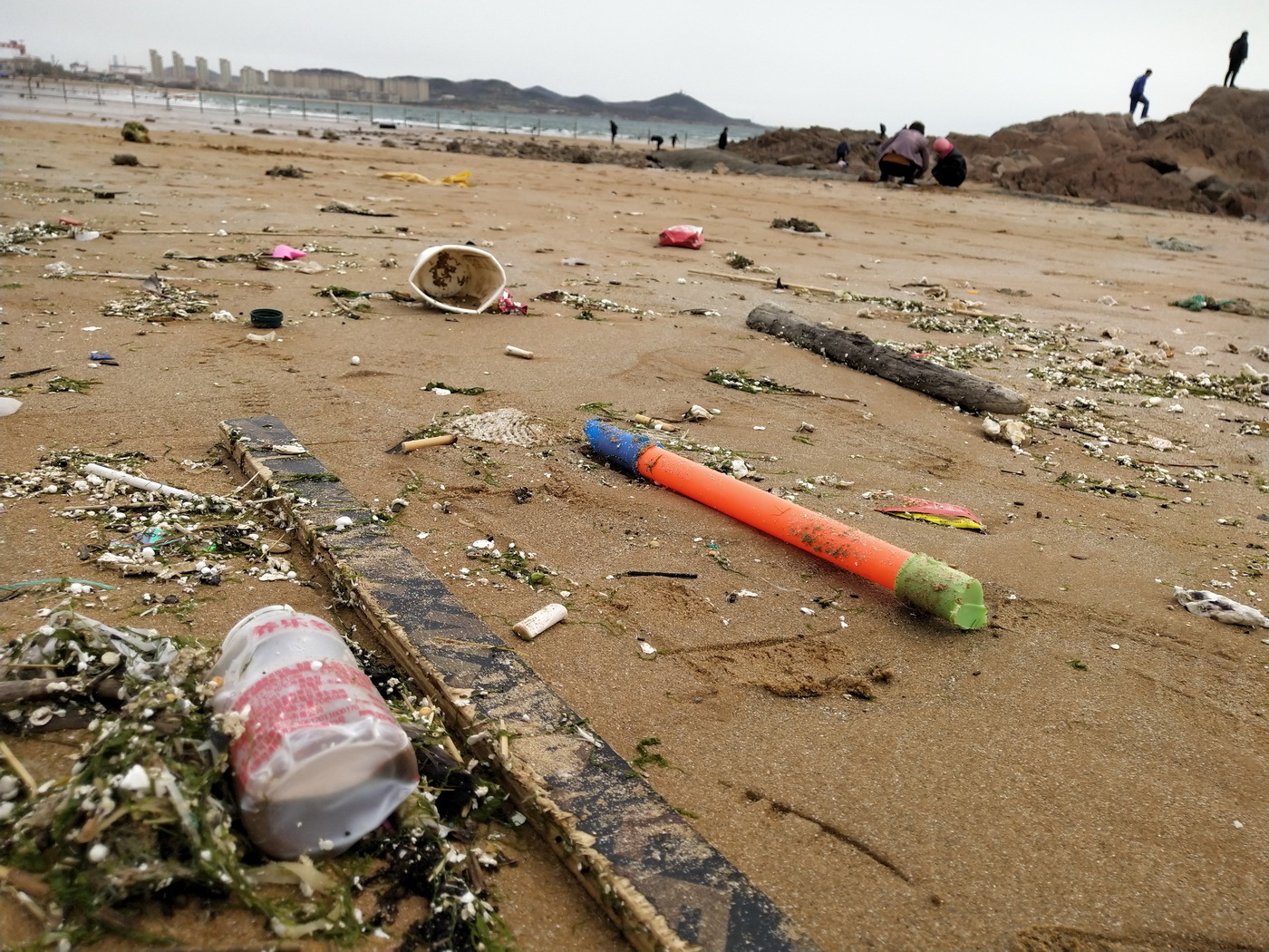 山东青岛:金沙滩垃圾成堆 亚洲第一滩风光不再