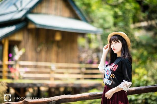 穿着燕尾服长裙的花季少女,自由自在嗨三亚