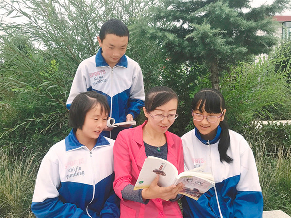 拉萨市第七中学语文老师李莉利用课余与学生交流.