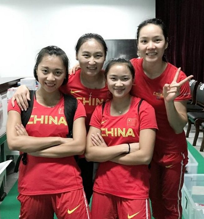 心疼!中国接力小美女失误被冬日娜逼哭,三位队友求情才帮其解围 心疼!中国接力小美女失误被冬日娜逼哭,三位队友求情才帮其解围