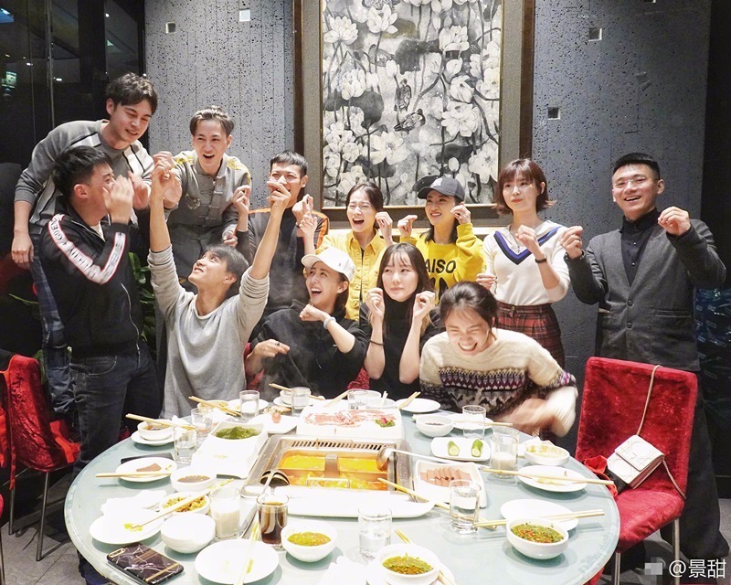 同学相聚，合影时也纷纷比出不同的手势，十分俏皮可爱。