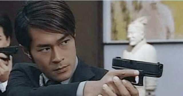 香港警匪片不愧是暴力美学,这些影帝拿枪的姿