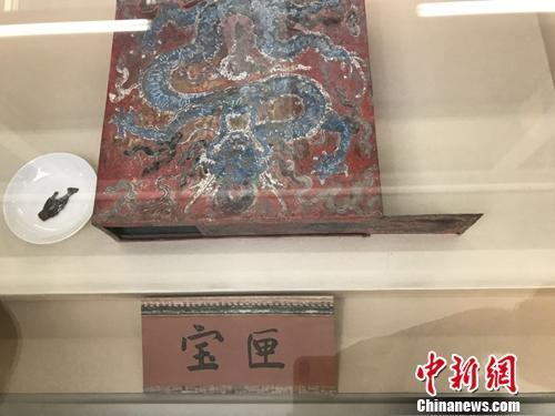 故宫养心殿神秘宝匣露真容 内含24枚天下太平