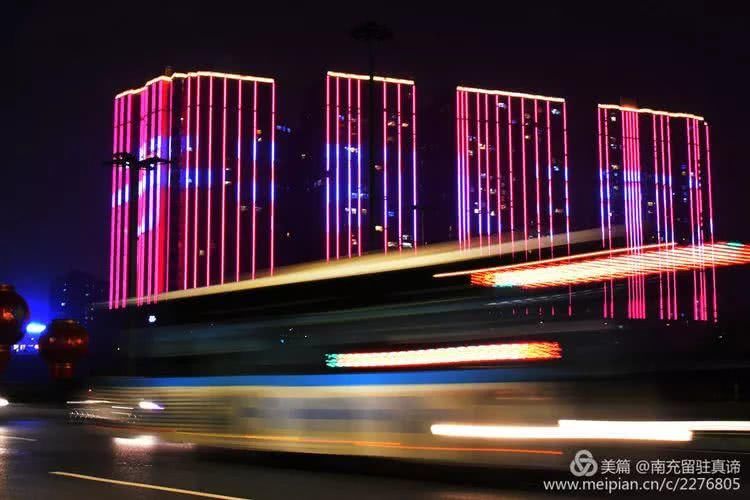 震撼,南充的夜景越来越漂亮了,看看这个区的航